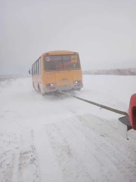 Пожарные вытащили из снега автомобили и автобус на амурских трассах 