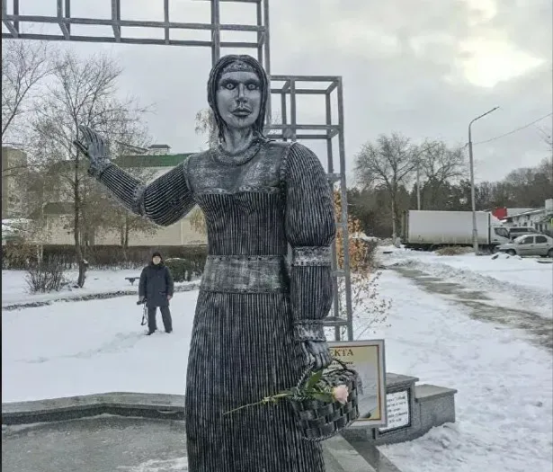 Скандально известный памятник Аленке продали с аукциона за 2,6 миллиона рублей