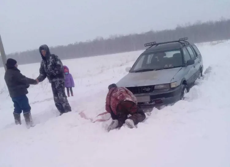 Пожарные вытащили из снега девять автомобилей в Михайловском и Завитинском районах