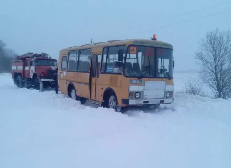 Пожарные вытащили из снега девять автомобилей в Михайловском и Завитинском районах