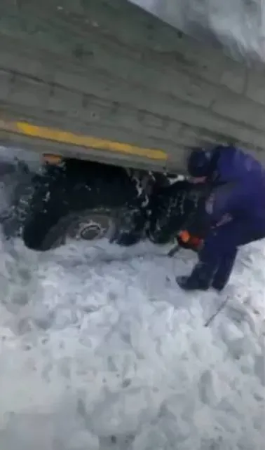 Фуру в Зейском районе два дня выпиливали из замерзшего ручья