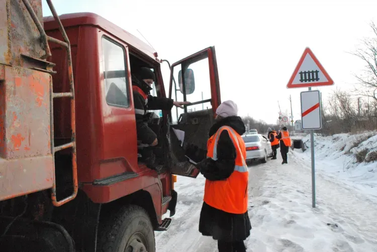В преддверии Дня защитника Отечества водителям города Свободный Амурской области напомнили о правилах безопасности на железнодорожных переездах