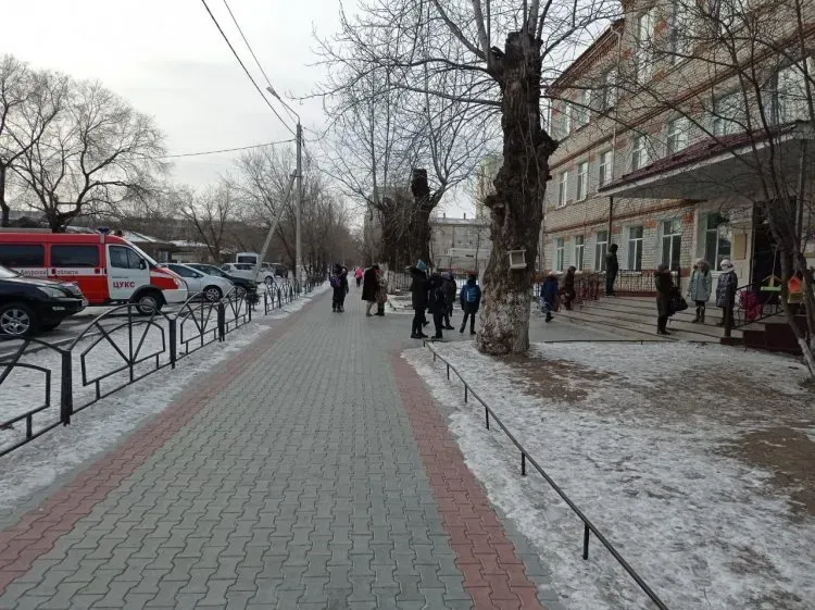 Роспотребнадзор исследовал воздух в гимназии Благовещенска, где дети упали в обморок