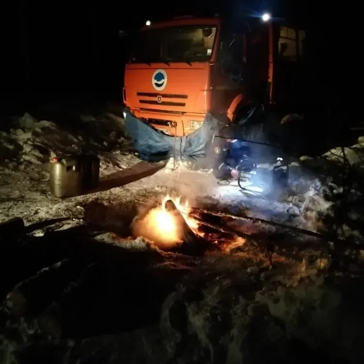 В Зейском районе эвакуировали пять человек из сломанного КамАЗа