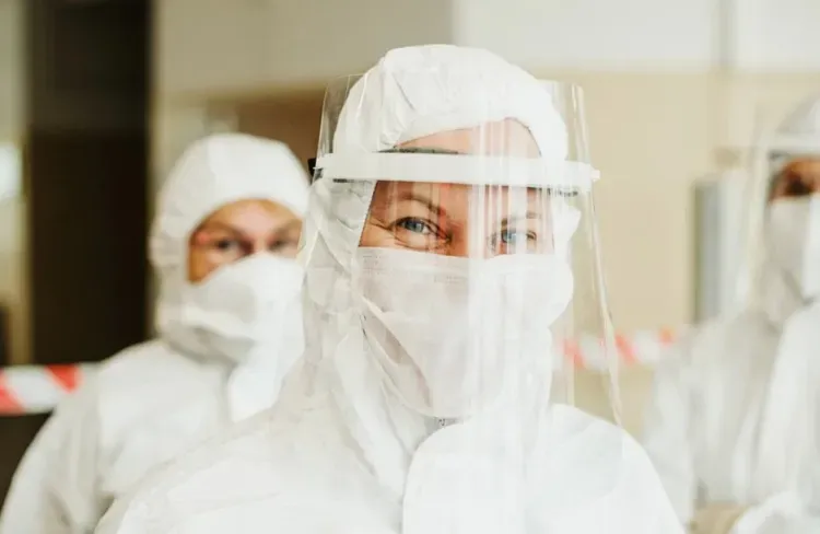 Вероятность третьей волны коронавируса в России оценили врачи