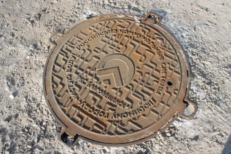 Жителей Райчихинска будут судить за кражу шести крышек канализационных люков