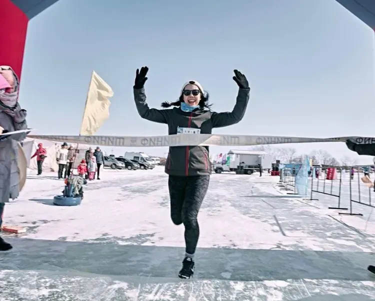 К ледовому полумарафону в Ивановке присоединились 150 бегунов из российских регионов