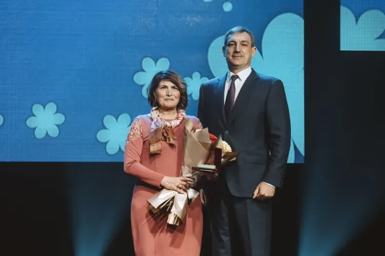 Василий Орлов вручил амурчанкам праздничные награды