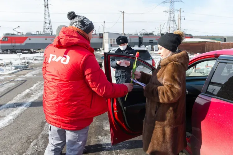 Сотрудники ЗабЖД и ГИБДД поздравили с наступающим 8 Марта женщин-водителей на железнодорожных переездах Читы и Белогорска 