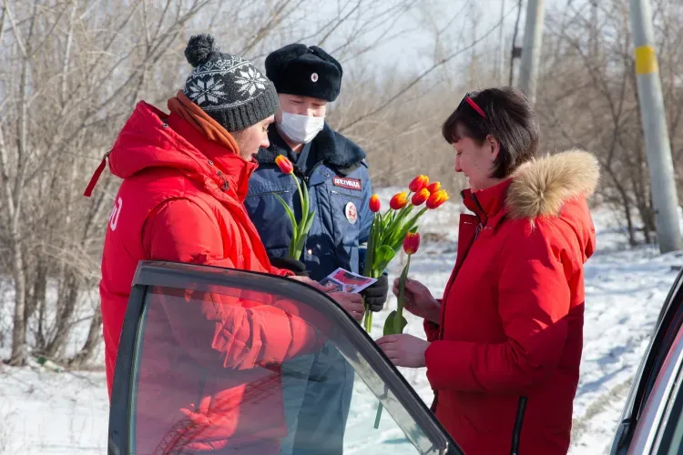 Сотрудники ЗабЖД и ГИБДД поздравили с наступающим 8 Марта женщин-водителей на железнодорожных переездах Читы и Белогорска 