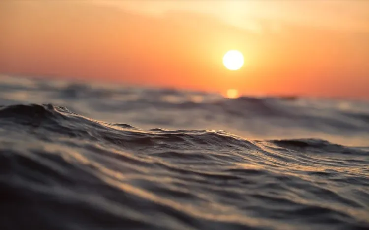 Рыболовецкое судно с 30 рыбаками загорелось у берегов Приморья