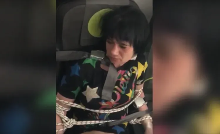 Неадекватную пассажирку, летевшую в самолете из Владивостока, привязали к креслу веревками и скотчем