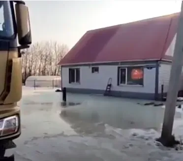 Подземные воды в Чигирях затопили переулок Счастливый