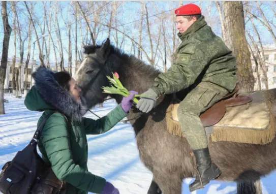 Девушек из "Юнармии" в Белогорске одарили цветами и прокатили на санях