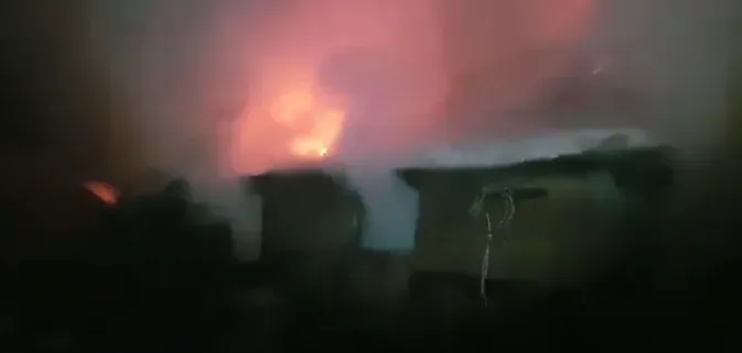 Пожарные в Ивановском районе из горящего дома вынесли спящих людей
