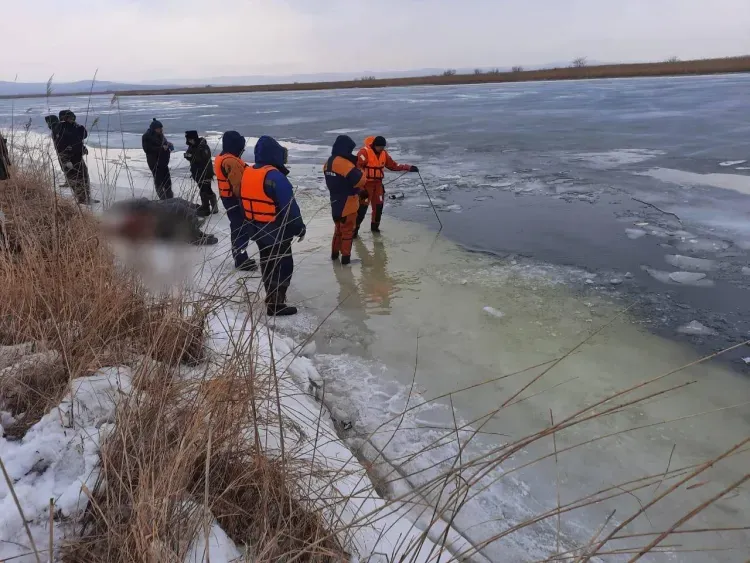 В Приморье семья с тремя детьми утонула, провалившись на автомобиле под лед