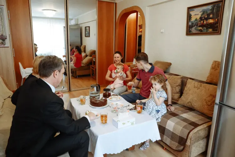 Василий Орлов побывал в гостях у одного из первых получателей жилищного сертификата в регионе