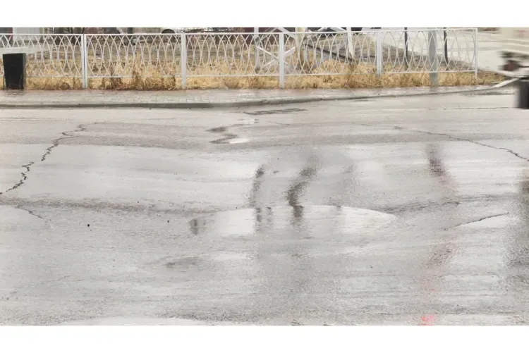 Дорога просела на одном из перекрестков Благовещенска