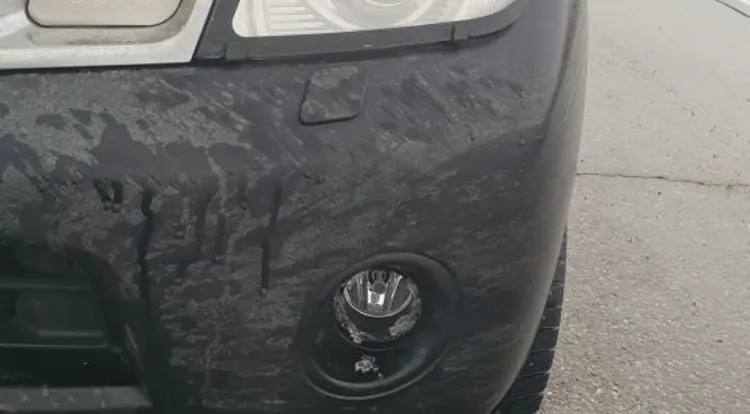 Спецтехника на амурской трассе засыпала автомобиль камнями и солью