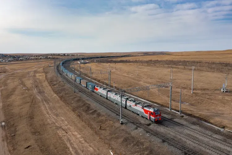 РЖД завершили электрификацию последнего участка железной дороги до границы с Китаем 