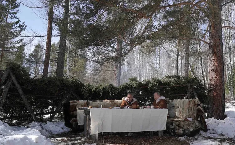 Президент Владимир Путин и министр оброны Сергей Шойгу провели выходные в сибирской тайге