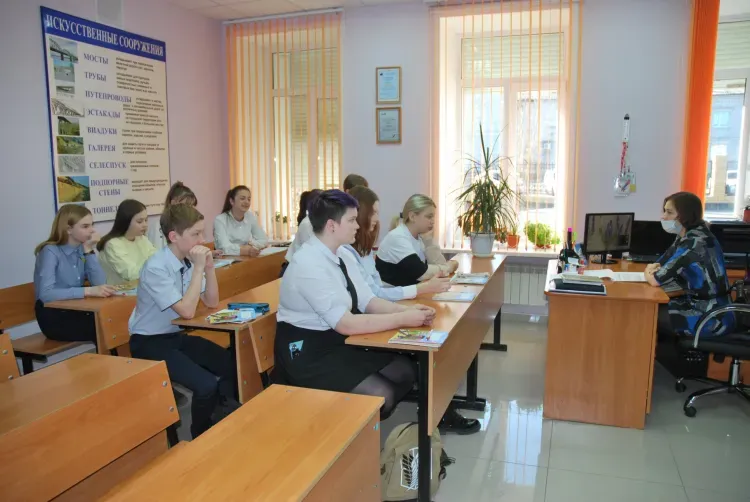 Сотрудники ЗабЖД провели урок безопасности для школьников города Свободный