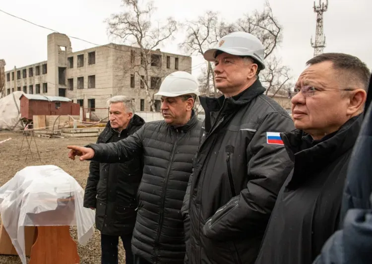 Вице-премьер РФ и министр строительства посетили жилищный комплекс в Благовещенске