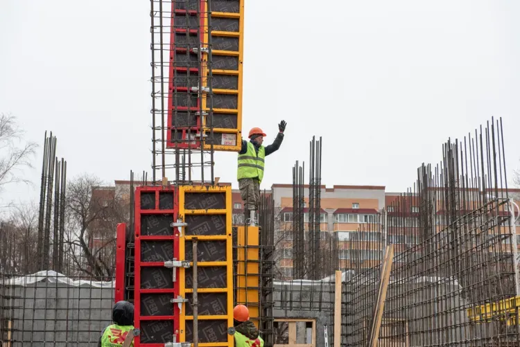 Вице-премьер РФ и министр строительства посетили жилищный комплекс в Благовещенске