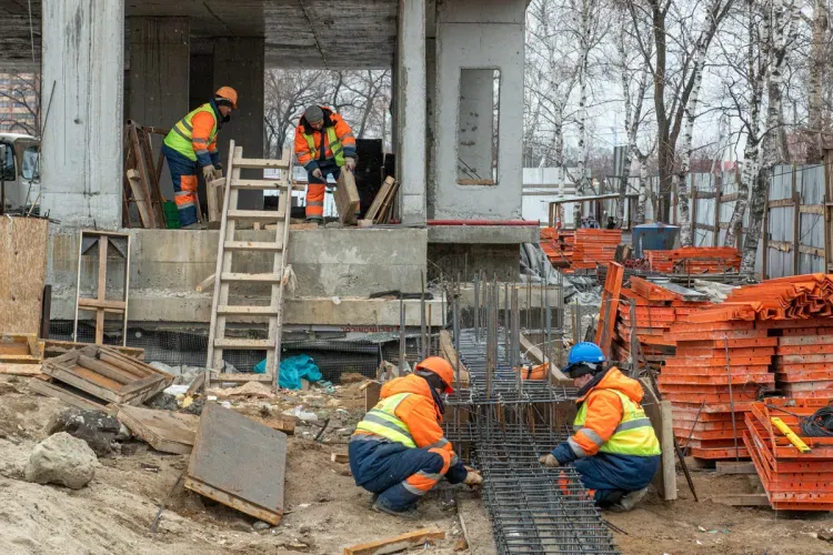 Вице-премьер РФ и министр строительства посетили жилищный комплекс в Благовещенске