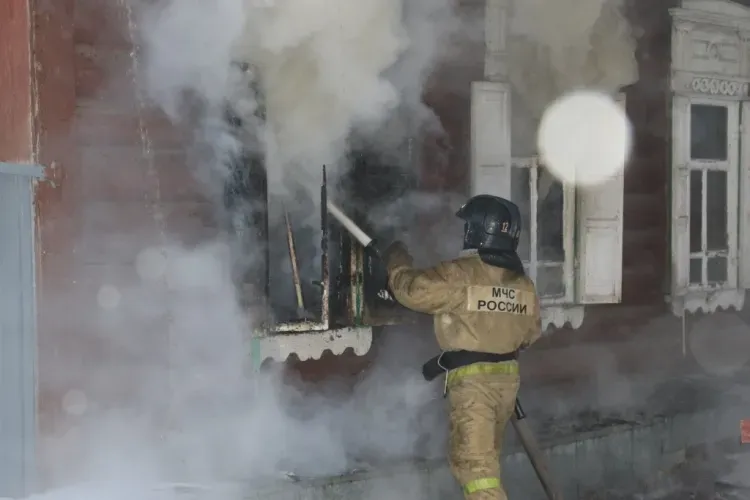 В Белогорске потушили нежилой дом, возможен поджог