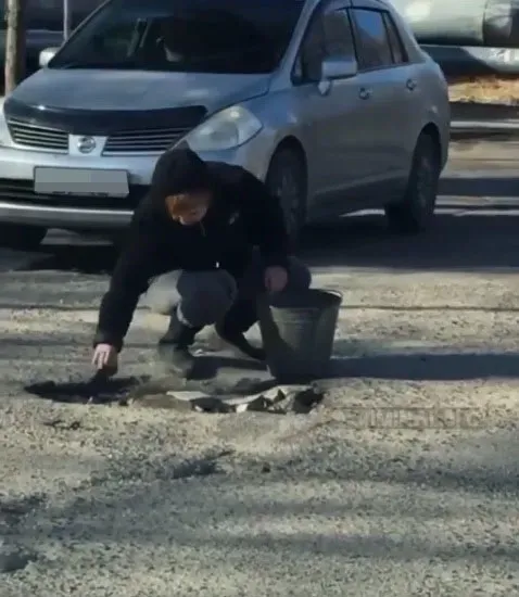 Жительница Благовещенска отремонтировала яму на дороге камнями