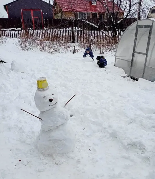 Весенних снеговиков слепили жители Сковородинского района после снегопада