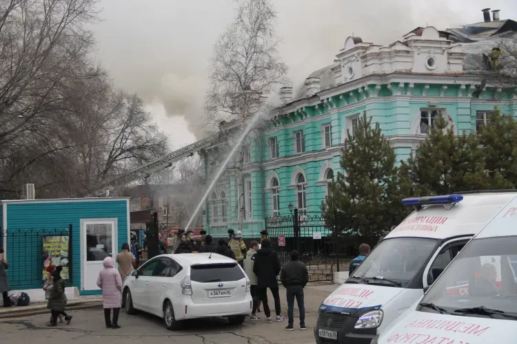 В ликвидации пожара в кардиохирургическом центре участвует даже дрон