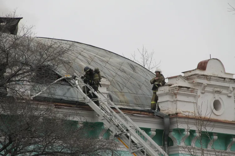 В ликвидации пожара в кардиохирургическом центре участвует даже дрон