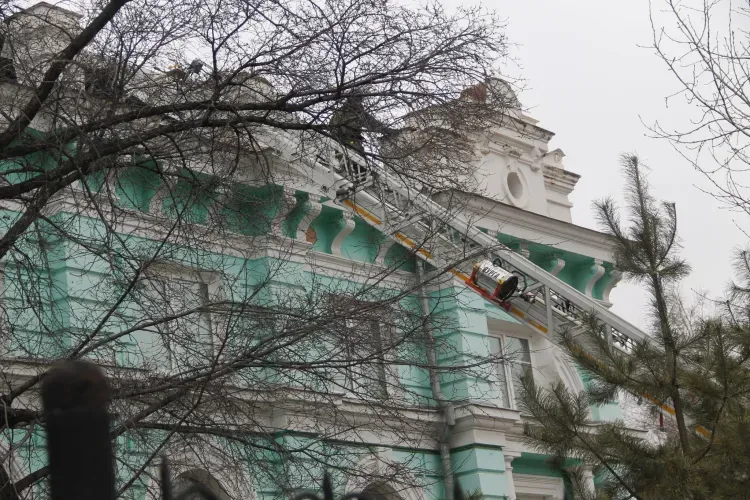 В ликвидации пожара в кардиохирургическом центре участвует даже дрон