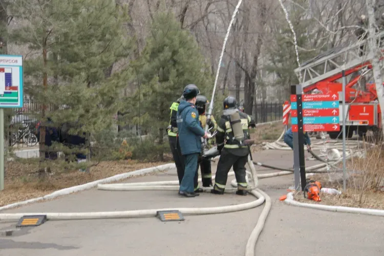 В ликвидации пожара в кардиохирургическом центре участвует даже дрон