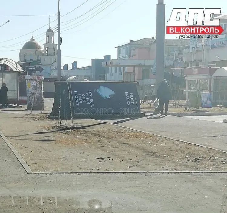 Павильоны остановок и крыши сорвало ветром в Свободном и Белогорске