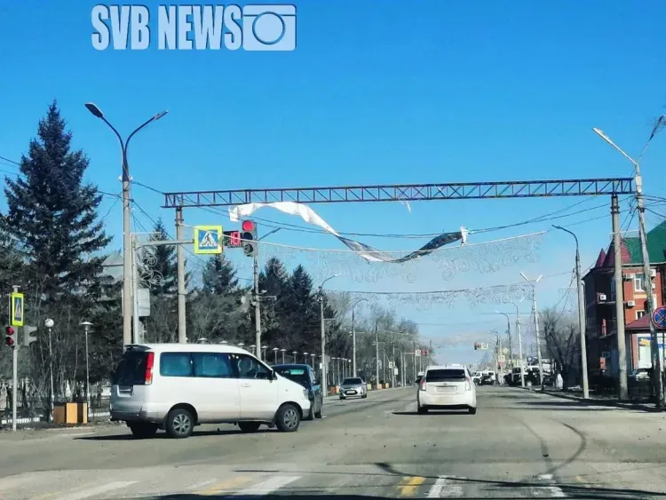 Павильоны остановок и крыши сорвало ветром в Свободном и Белогорске