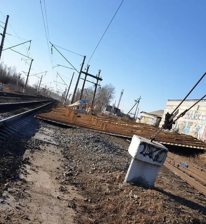 Павильоны остановок и крыши сорвало ветром в Свободном и Белогорске