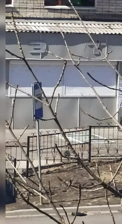 Павильоны остановок и крыши сорвало ветром в Свободном и Белогорске