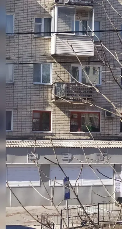 Павильоны остановок и крыши сорвало ветром в Свободном и Белогорске