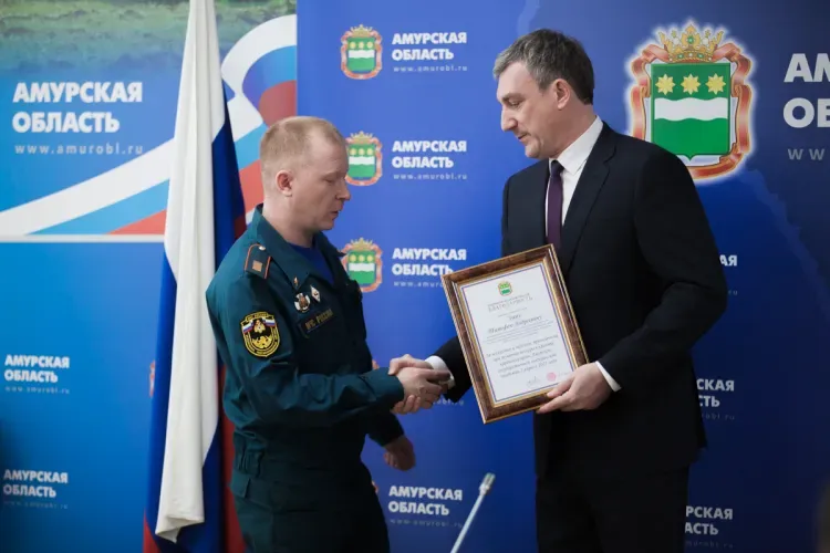 Василий Орлов вручил награды пожарным и сотрудникам горевшего амурского кардиоцентра 