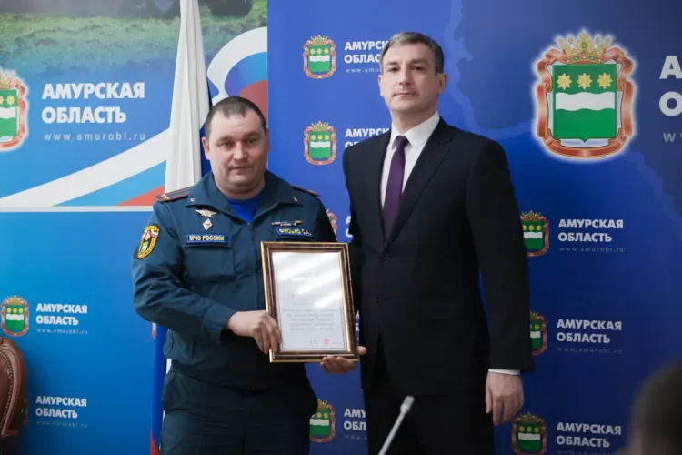 Василий Орлов вручил награды пожарным и сотрудникам горевшего амурского кардиоцентра 