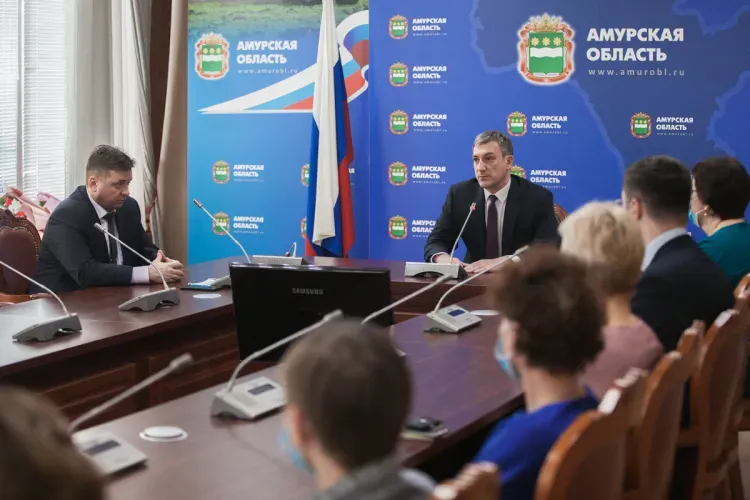 Василий Орлов вручил награды пожарным и сотрудникам горевшего амурского кардиоцентра 