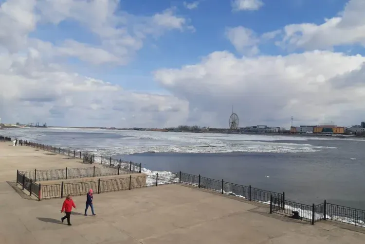 В Благовещенске наркоманка решила пройтись по тающему льду реки