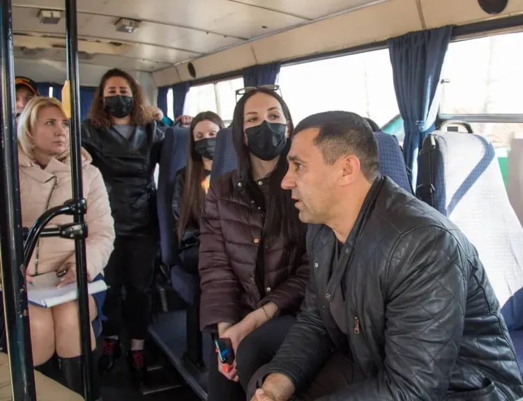 Мэр Благовещенска вместе с жителями проехал по дорогам с ямами и выбоинами