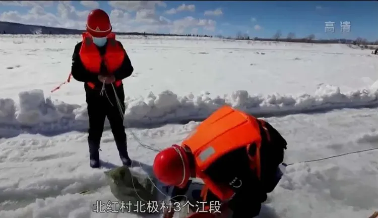 Лед на Амуре начали взрывать в китайском уезде напротив Сковородинского района