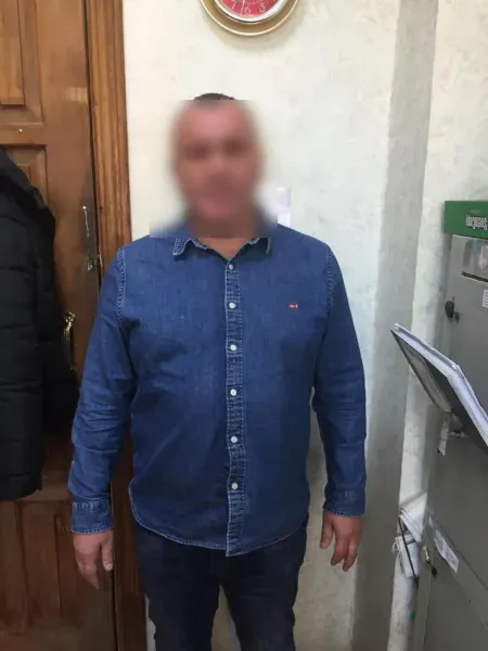 Трое мужчин напали на амурчанина, силой отобрав у него машину