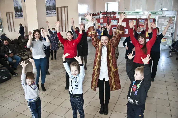 Потешная зарядка впервые прошла для посетителей вокзала Чита-2 ЗабЖД в рамках Недели здорового образа жизни в ОАО «РЖД»