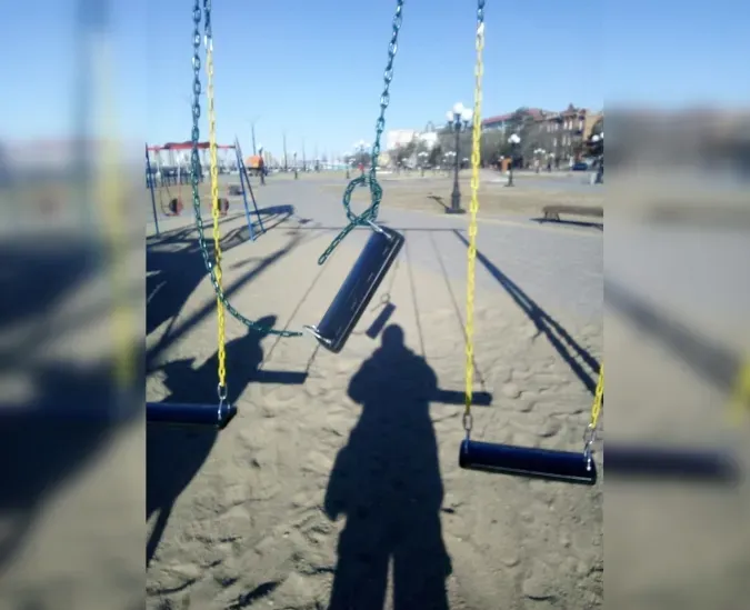 На ремонт детской площадки на набережной в Благовещенске потратили почти миллион рублей